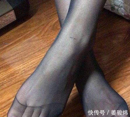 尖头细跟时尚感十足,充满浓浓的女人味,经典却透着一股机智