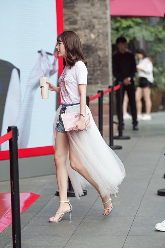 街拍 时尚美女穿搭 时尚又有气质 究竟是谁是女神范？