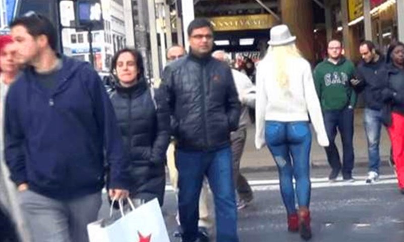 外国美女不穿裤子走在街头也没有引起注意只因她“穿”了一条假牛