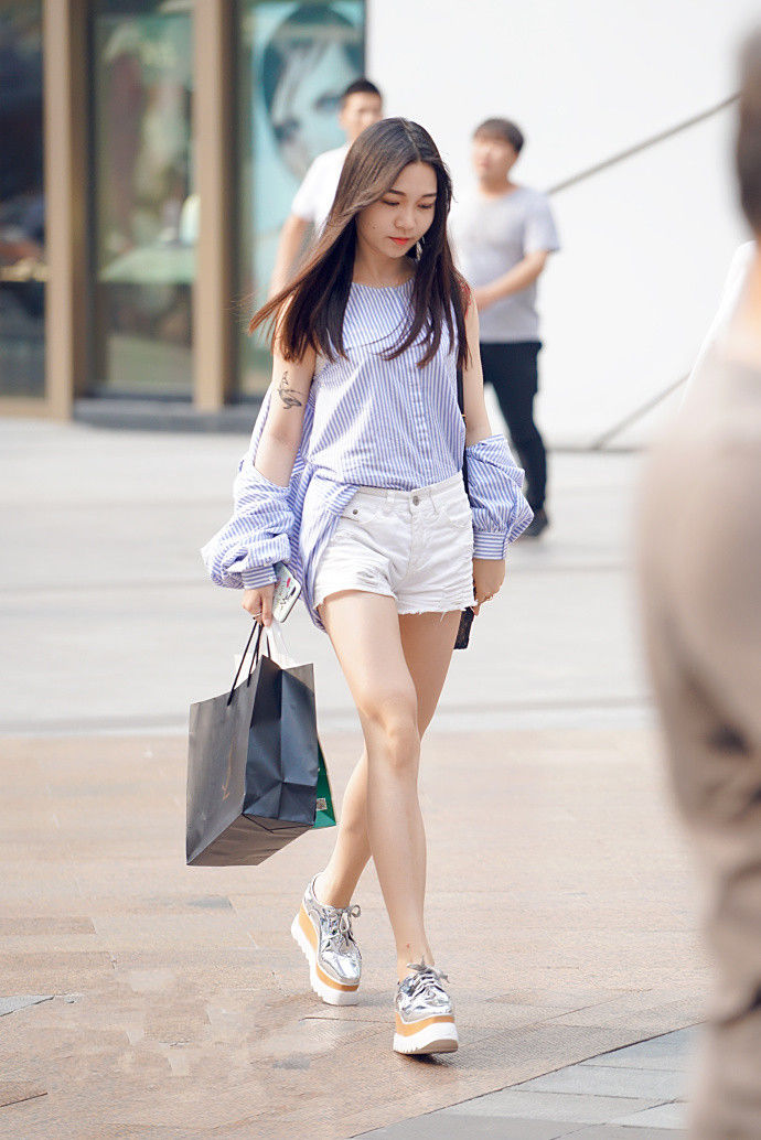 重庆街拍，牛仔裤让你在低调中展现高调的美，活力满满气质极佳!