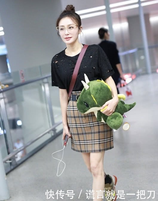 秦岚也太酷了吧！把一件衣服穿成两件，秒变时髦精