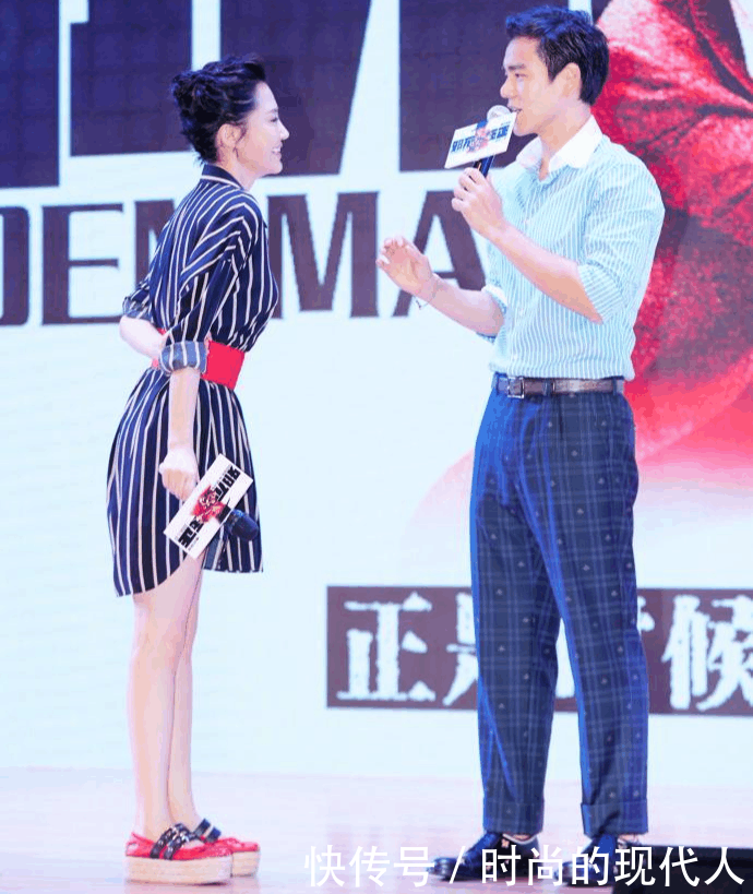 许晴穿条纹黑白连衣裙, 显得时尚优雅大气