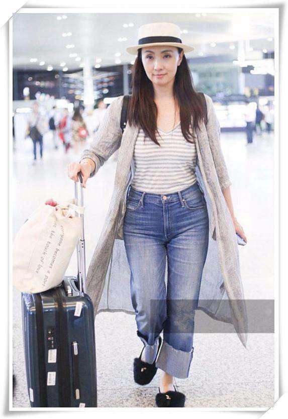 小陶虹真是够了! 腿本来就短还穿这种牛仔裤, 网友: 丑出新高度!