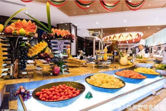 大妈吃自助餐只拿虾,老板看不下去直接骂走,顾