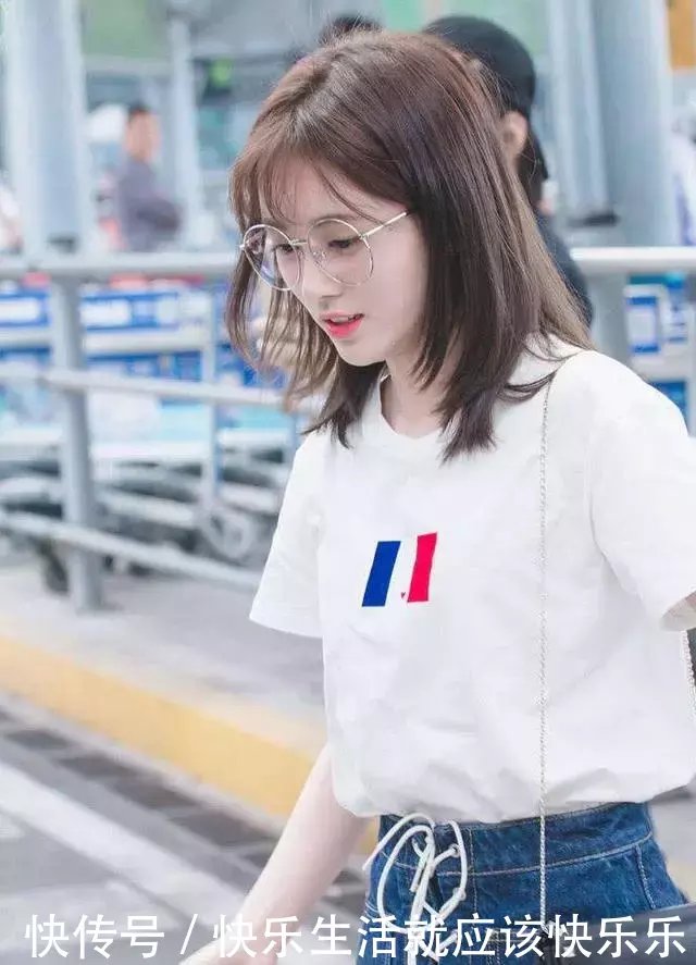 尴尬了鞠婧祎,穿超短牛仔裤用白色绳子撑住,瘦的人才敢这么穿!