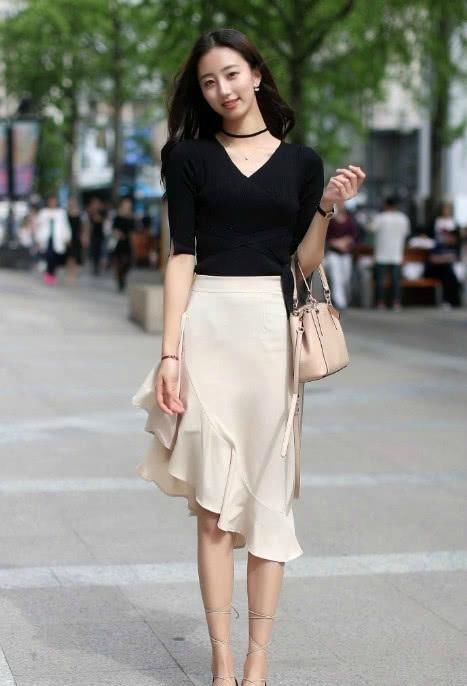 街拍,有一种裙子叫中国旗袍,比紧身裙更加凸显女人味