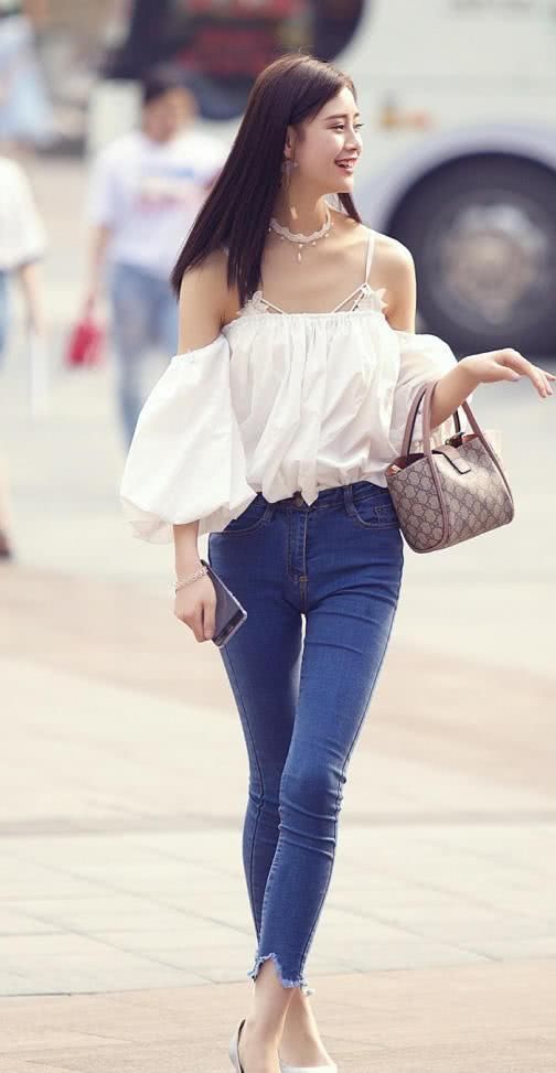 街拍：气质小姐姐紧身牛仔裤展现迷人大长腿，曼妙的身材很有看点