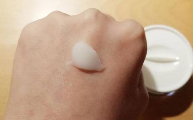  「脸部」女性贴面膜，敷前搞好2件事，敷后搞好3件事，消化吸收实际效果会更强！