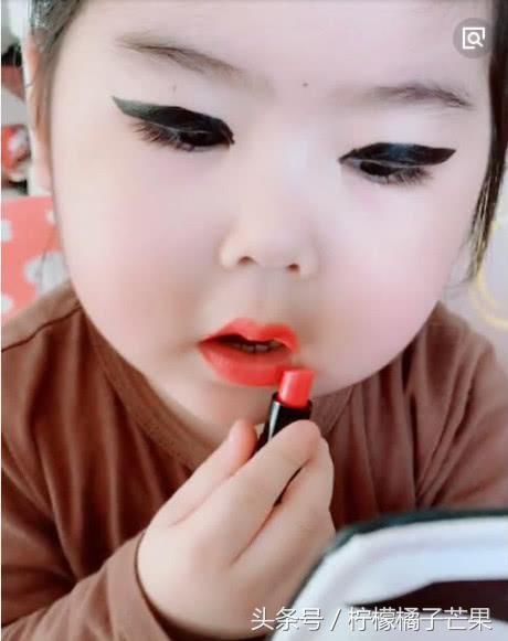 4岁小女孩偷妈妈的化妆品化妆，化完妆后我看愣了