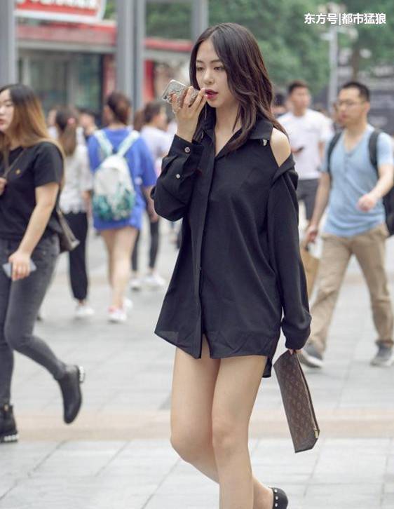 街拍: 微胖少妇紧身装大胆出行, 火辣身材让人眼神移不开