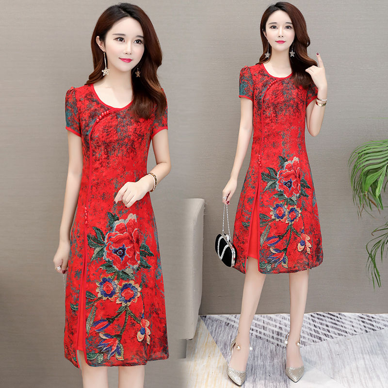 如今70后女人都流行这样穿，换上这连衣裙，居然美得不敢相信