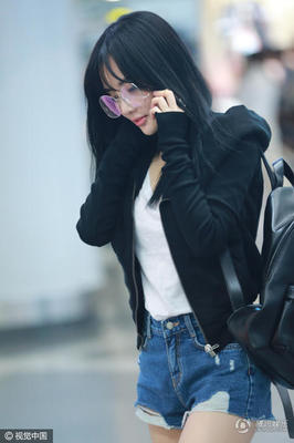 李小璐破烂短裤引争议，36岁的她越来越大胆，和不穿有区别吗