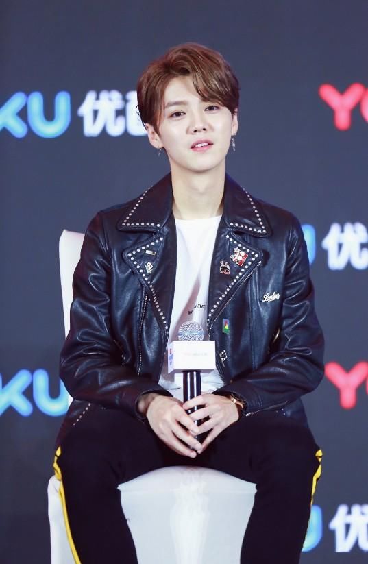 鹿晗回应已取回落在高铁的衣服，却被罗志祥土味情话调侃偷了心?