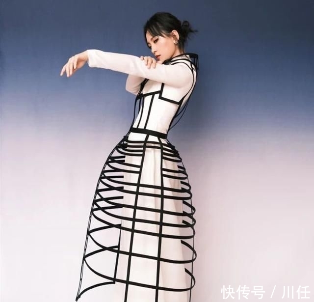 色系@周笔畅都开始走美艳路线了!玫红礼服开叉,都快认不出来了